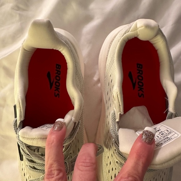 Women’s Brooks Glycerin Sneakers - White - Picture 2 of 8